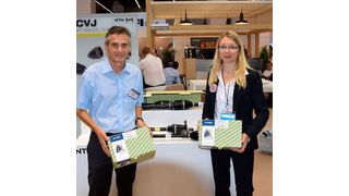 Aftermarket-Chef Eric Malavasi und Emilie Goury von NTN-SNR präsentierten auf der Automechanika die neuen Gelenkwellen. (Rosenow)