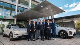 V.l.: Sébastien Valy (Geschäftsführer, Arval Deutschland), Claudia Kaiser (Retail Director, Arval Deutschland), Christian Schüßler (Director Strategic Partnerships, Arval Deutschland), Steffen Obst (Head of Sales, Changan), Karim Ben Naceur (Fleet and Leasing Manager, Changan), Michel Thebault (CEO Consors Finanz BNP Paribas), Bernd Brauer (Head of Mobilty, Consors Finanz) (Bild: Paul Paulsen)