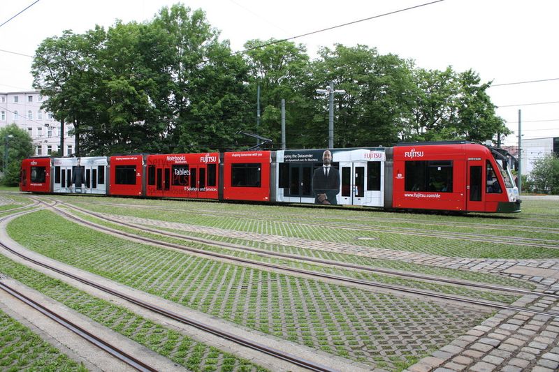 Zwei Jahre lang wird die Bahn mit der Fujitsu-Werbung durch Augsburg fahren. (Archiv: Vogel Business Media)