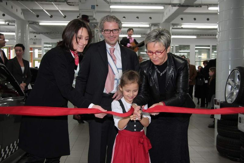Enkelin Victoria Schaffer eröffnet die Zeremonie: Es assistieren (v.li.) Anja Schaffer-Entenmann, Peter Schaffer und Helga Entenmann. (Archiv: Vogel Business Media)