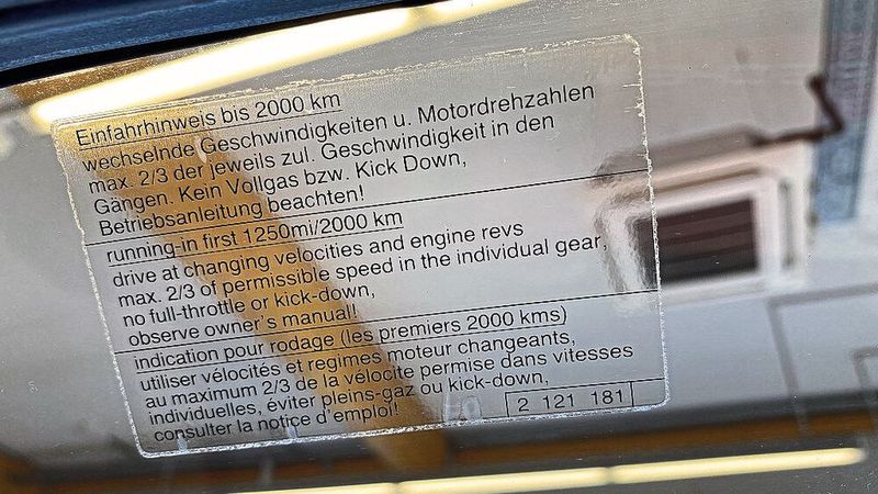 Ebenfalls ein untrügliches Zeichen für den tatsächlichen Kilometerstand sind Aufkleber wie dieser. (Bild: Meyer-Hafner)