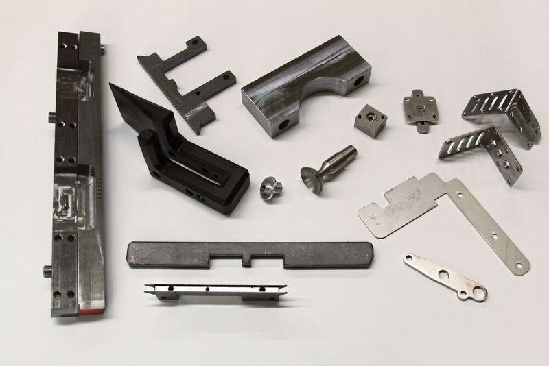 Im Auftrag gefertigt: Als Einzelstücke und in Serien beim Lohnfertiger Thumm Technologie GmbH produzierte Blechteile und aus dem Vollen gefräste Bauteile.  (Gressel AG)