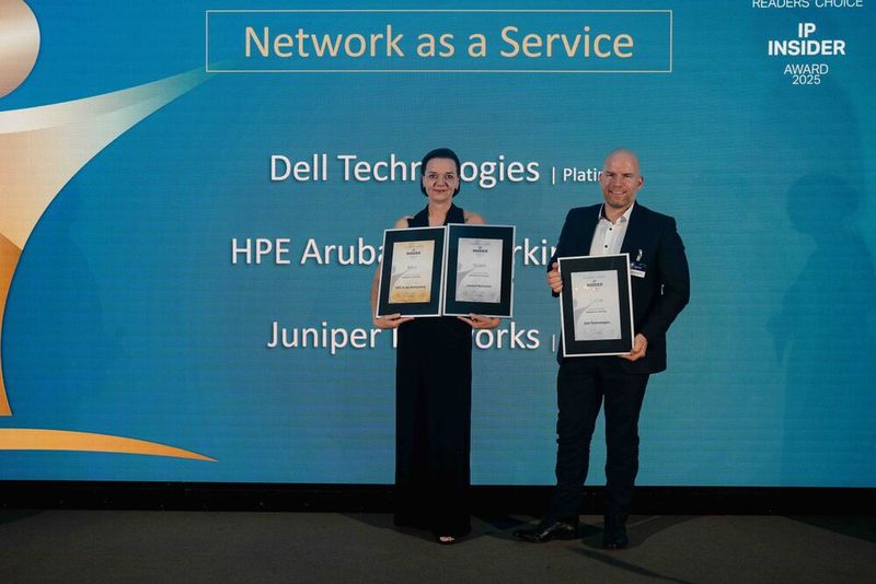 Zum vierten Mal dabei und längst fester Bestandteil, die Kategorie: Network as a Service (NaaS); wir beglückwünschen Christian Winterfeldt (rechts) von Dell Technologies zum ersten Platz und gratulieren Katja Herzog als Preisempfängerin der Auszeichnungen für HPE Aruba Networking (Gold) und Juniper Networks (gehört seit Juli 2025 HPE; Silber) zum Gewinn der IT-Awards 2025. (Bild: Manuel Emme Fotografie)