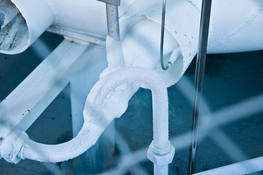 Viele Industriesparten sind auf die Kühlung von Prozessen angewiesen. Doch die meisten Kältemittel, die heute dazu dienen, schaden der Umwelt und/oder dem Klima. H&H Gerätebau kennt sich aber mit der Umstellung auf natürliche Kältemittel aus, die das Problem beseitigen.(Bild:  H&H Gerätebau)