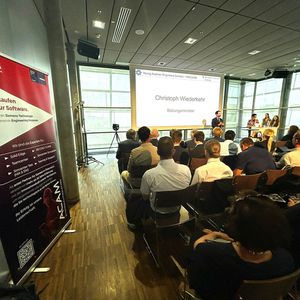 Bildungsminister Christoph Wiederkehr zeigte sich bei der Preisverleihung beeindruckt von der Qualität und Innovationskraft der ausgezeichneten Projekte.(Bild:  Felix Wolfram - die Graphische)