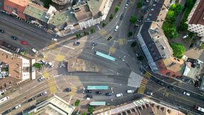 Der Albisriederplatz in Zürich war einer von vier untersuchten Verkehrsknoten. Die Studie zeigt, dass der Lärmvorteil von Elektroautos hier insbesondere während der Stosszeiten deutlich zunimmt.  (Bild: Empa)