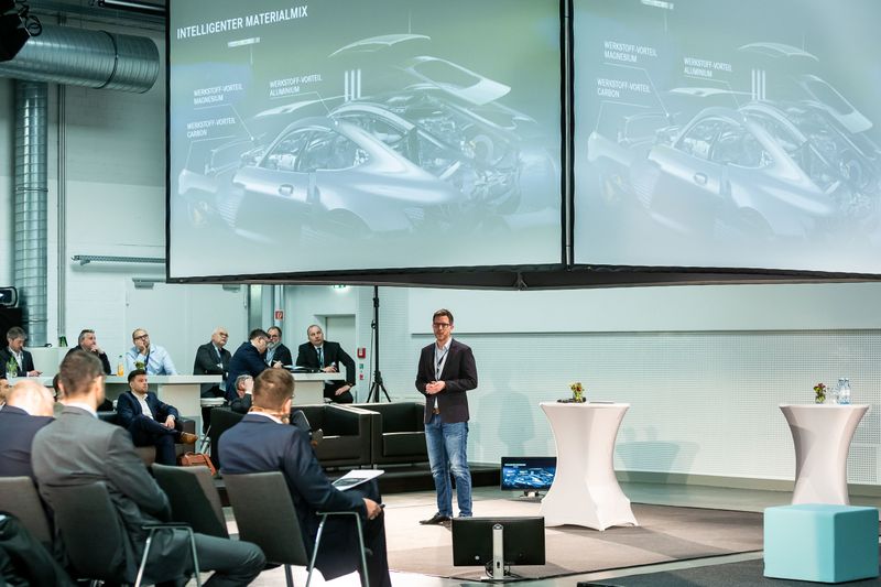 Mercedes-AMG verfolgt als Performance-Marke eine ganzheitliche Leichtbaustrategie. Uwe Renz, Bereichsleitung Entwicklung Aufbau/Karosserie, hat diese auf dem diesjährigen »Automobil Industrie« Leichtbau-Gipfel vorgestellt – und plädierte für einen Paradigmenwechsel in der Entwicklung. (Stefan Bausewein)