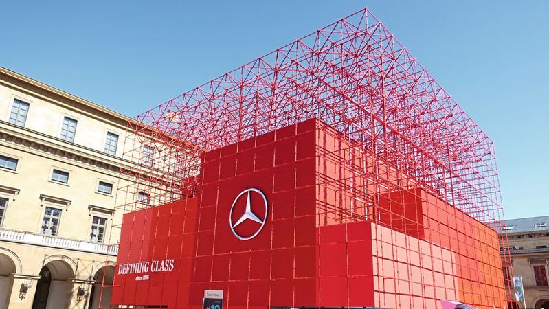 Mit Präsentationen in sogenannten Open Spaces – im Bild der Mercedes-Stand aus dem Jahr 2023 – rücken die Hersteller bei der IAA Mobility in München nahe an die Menschen heran. Doch das gefällt nicht allen.(Bild:  Grimm – VCG)