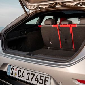 Dass es Mercedes mit den praktischen Fertigkeiten nicht ganz so ernst nimmt wie vielleicht noch in früheren Zeiten, lässt sich am maximalen Kofferraumvolumen (1.290 Liter) des CLA Shooting Brake ablesen.(Bild:  Mercedes-Benz)