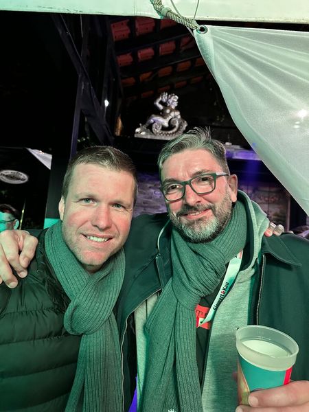 Jens Niehues und Torsten Zander (r., Group24) sind dankbar über den ACER Schal. (Bild: Vogel IT-Medien)