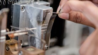 Für das bloße Auge unsichtbar: An der Spitze dieser Kohlenstoffelektrode befindet sich dann das winzige Katalysatorpartikel. (RUB, Marquard)