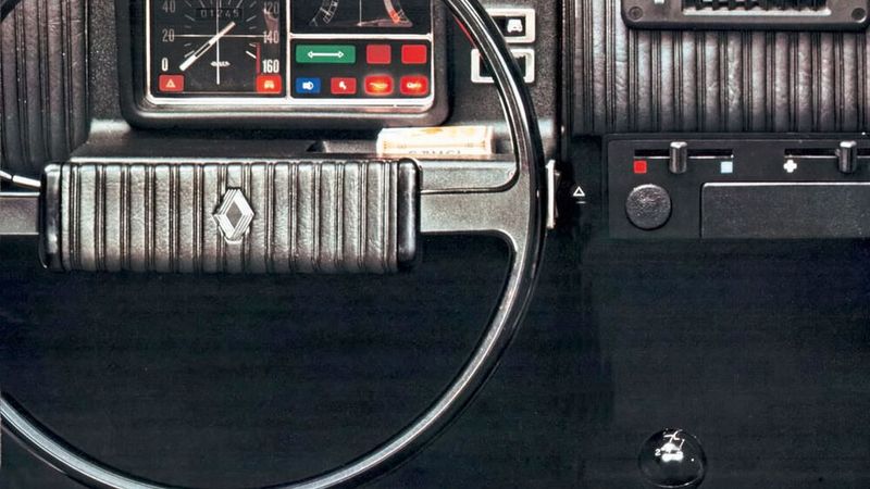 Frühes Armaturenbrett im Rippen-Design. (Bild: Renault)