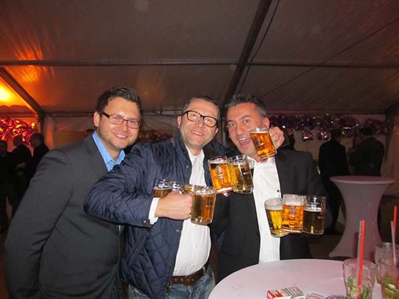 Damian Charczenko (Devil), Frank Bösser (Gigabyte) und Dragan Davidovic (MSI) üben schon mal für das Oktoberfest. (Archiv: Vogel Business Media)