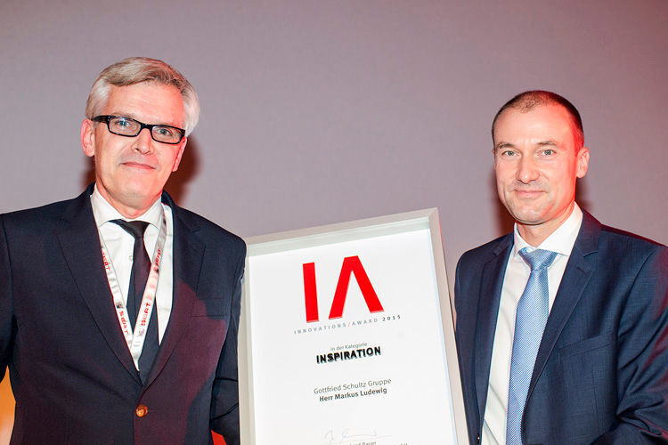 Der Award für „Inspiration“ an die Gottfried Schultz Gruppe, vertreten durch Markus Ludewig. Ihm gratuliert der neue Marketingleiter Stefan Gundelach. (Foto: Seat)