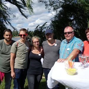 (3. v.r.) Patrick Matzinger, mit (r.) Andreas Müller, Littlebit, und Familie.(Bild: IT-BUSINESS)