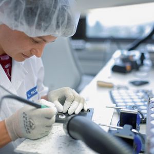 Tausende Produkte in Millionen Varianten: Die modulare Bauweise der Endress+Hauser Geräte macht es möglich, die Anforderungen von Kunden aus ganz unterschiedlichen Branchen zu erfüllen (im Bild: Produktion von Drucksensoren im süddeutschen Maulburg).