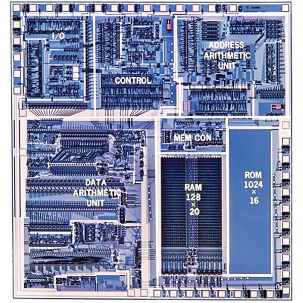 1979: der erste Single-Chip-DSP. Der erste Single-Chip-DSP war der in den Bell-Labs entwickelte DSP1 (Bild), den AT&T/Western Electric 1979 auf den Markt gebracht hat. Er bildete die Schlüsselkomponente des digitalen Schalters ESS. Zu den kommerziell erfolgreichsten frühen DSPs gehörte der Festkomma-DSP µPD7720 von NEC, der 1980 für Sprachanwendungen eingeführt wurde. Der damals schnellste DSP war jedoch der TMS32010, den Texas Instruments am 8. April 1983 präsentierte. Der programmierbare 16-Bit-DSP konnte eine Multiplikations-Operation in 200 ns berechnen und Befehle sowohl aus dem On-Chip-ROM als auch aus dem Off-Chip-RAM ausführen. Bei einem Preis von 500 US-Dollar pro Stück wurden im ersten Jahr (1983) etwa 1.000 Stück verkauft. Der Mikroprozessor war danach in vielen Varianten mit Fest- und Fließkomma-Arithmetik (Reihe TMS320) erhältlich. Die Chips wurden in Consumer-Produkten vom Handy bis zum Spielzeug und in der Computergrafik (Apollo-Workstation DN570) verwendet. //  KR (Bild: Alcatel-Lucent)