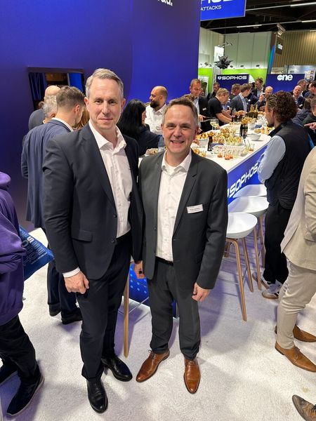 (l.) Stefan Fritz und Sven Janssen (Sophos) eröffnen das grandiose Buffet. (Bild: Vogel IT-Medien GmbH)