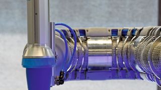 Der Leichtbau-Roboterarm ausgestattet mit dem Flex Shape Gripper: Funktionen aus der Natur finden Einsatz in der Automatisierung. (Bild: Stefanie Michel)