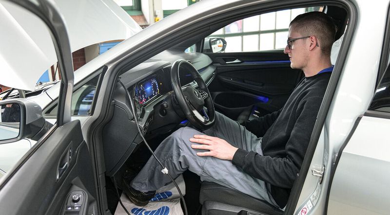 Jonas Troeder aus Schleswig-Holstein ist hier an der Blockaufgabe zum Antriebsstrang des Golf GTE. (Bild: Schmidt - VCG)