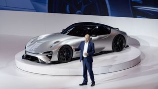 Toyota-Europachef Matt Harrison zeigt hier die Studie Lexus Electrified Sport. Der Zweisitzer soll den Sprint auf 100 km/h in zwei Sekunden schaffen.  (Bild: Harald Dawo)