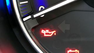 Droht deutschen Autofahrern ein Ölmangel? Teurer dürfte der Ölwechsel auf jeden Fall werden. (Bild: Rosenow/»kfz-betrieb«)