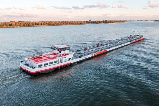 Die Duisburger Reederei HGK Shipping wird bevorzugter Partner für die Binnenschifffahrtsaktivitäten von Salzgitter Flachstahl. Diese sichert dagegen die Transportkapazitäten und bekräftigt mit diesem Schritt ihr klares Bekenntnis zur Wasserstraße. (Bild:  HKG Shipping)