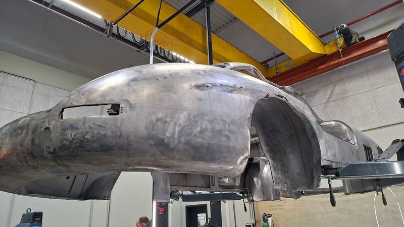 Das bleibt nach einem ausgiebigem Lack-Strip von einer 300SL-Karosse übrig. Obwohl vom Zustand relativ gut, werden um die 1.600 Stunden Arbeitszeit in diese wandern – ohne Lackierung und Chromteile! (Bild: Dominsky – VCG)