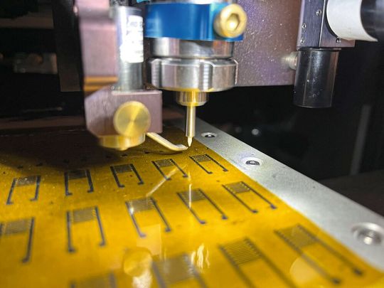 Ein Aerosol-Jet-Drucker in Hersams Labor trägt elektronische Tinten auf ein flexibles Polymersubstrat auf.(Bild:  Mark Hersam/Northwestern University)