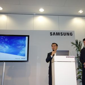 Sungwan Myung, Senior Vice President, und Martin Böker, Samsung, begrüßen die Gäste zur Simplify Life Roadshow in Köln.(Bild: IT-BUSINESS)
