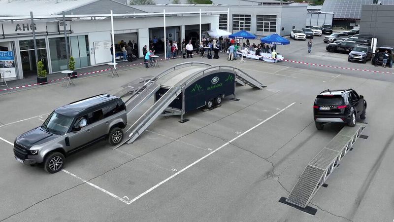 Auf einem Offroadparcours lässt sich die Geländegängigkeit der Land-Rover-Modelle testen. (Bild: Alphartis)