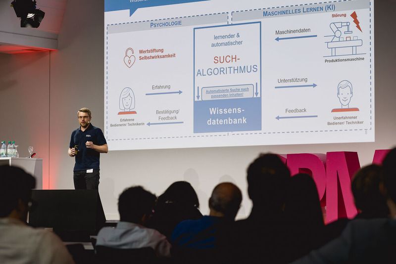 Wie psychologische Faktoren und KI-basiertes Wissensmanagement zusammenwirken – Markus Windisch von Peerox verdeutlicht mit Fallbeispielen von Berlin-Chemie und Rotkäppchen-Mumm den Praxistransfer. (Bild: Stefan Bausewein)