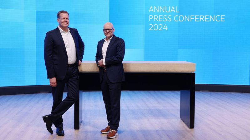 CEO Carsten Intra (l.) und CFO Michael Obrowski bei der Jahrespressekonferenz 2024 von VW Nutzfahrzeuge.(Bild:  VW Nutzfahrzeuge/www.photodesign-wolfsburg.de)