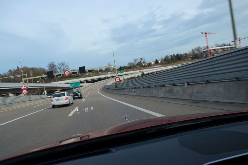 Nach tagelanger Konzentration von Auto und Fahrer auf die Speed-Limits in der Schweiz … (Michel/»kfz-betrieb«)