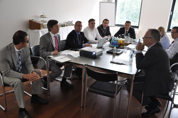 Die Internet-Sales-Award-Jury ließ sich in Bochum persönlich die Internetstrategie von Auto Witzel erläutern. (Foto: Witzel)