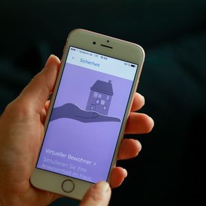 In der App sind bereits vordefinierte Szenarien enthalten, etwa für die Simulation eines bewohnten Hauses während einer Reise.