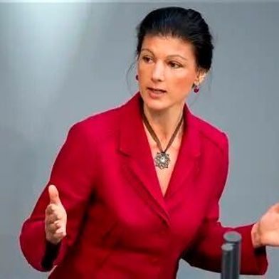 Die Bürokratiekosten für deutsche Unternehmen liegen noch immer bei zig Milliarden Euro. Es gibt bisher nur marginale Einsparungen von wenigen Millionen, wie Statista ermittelt hat. Sarah Wagenknecht (BSW) spricht von einem Konjunkturkiller und fordert den Bürokratie-Schredder ... (Bild: ZSB)