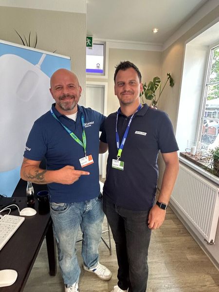 Markus Pelzl (Contour) und Sebastian Albert (bluechip) freuen sich sehr über die vielen guten Gespräche. (Bild: Vogel IT-Medien)