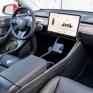 Statt Schalter, Knöpfen und kleinen Displays gibt es im Y einen riesigen Touchscreen, der wie ein XXL-Tablet über der Mittelkonsole zu schweben scheint.(Bild:  SP-X/Frank Ratering)