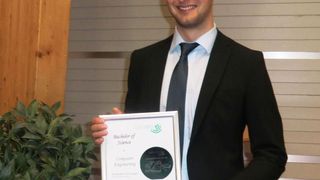 Ausgezeichnete Bachelor-Arbeit: Manuel Strobel von Embedded Office strahlt übers ganze Gesicht. (Bild: Embedded Office)