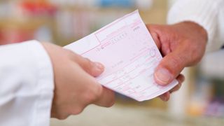 Das Papier-Rezept bleibt Arztpraxen, Apotheken und Patienten länger erhalten als gedacht (stock.adobe.com)