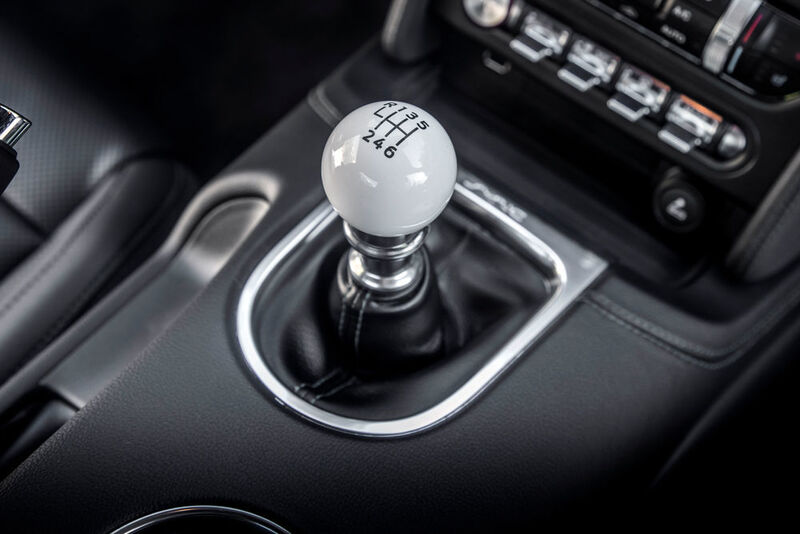 Allein der Schaltknauf ist eine Ansage: Eine Billardkugel in klassischer Elfenbeinfarbe. (Ford)