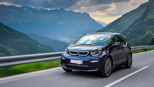 Der i3 von BMW ist derzeit das einzige vollelektrische Fahrzeug, das in Leipzig gefertigt wird. Das soll sich mit der „Neuen Klasse“ grundlegend ändern. Der Sommer 2026 wird nämlich auch in dieser Hinsicht heiß ...(Bild:  BMW)