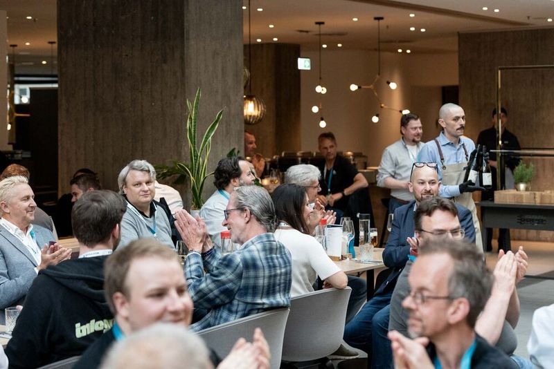 Beste Laune am Abend. (Bild: Synaxon)