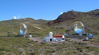 Auf der Kanareninsel La Palma will ein europäisches Forscherteam die Quellen von Gammastrahlen aufspüren. Hier steht auf dem Roque des Muchachos, dem höchsten Vulkan der Insel, das MAGIC-Teleskop   (Foto: R. Wagner, Max-Planck-Institut für Physik, München)
