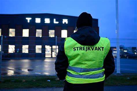 Zum Stillstand verurteilt! Die in Schweden bei Tesla beschäftigten Mitarbeiter streiken seit Oktober, denn sie verlangen einen Tarifvertrag, den der Autobauer bisher ablehnt. Nun wird Tesla nicht mehr mit Nummernschildern beliefert und verklagt die Verantwortlichen.(Bild:  IF Metall)