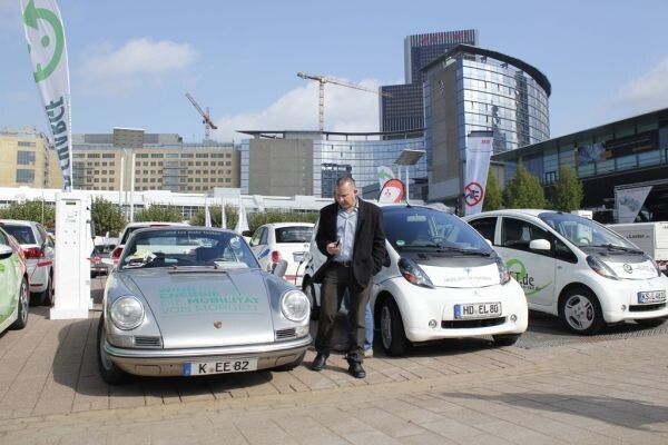 Bertha Benz Challenge 2012, 1. Tag: Präsentation der teilnehmenden Fahrzeuge auf dem Freigelände der Frankfurter Messe. Lnks der Porsche 912 EV des Classic-eCar-Teams. (Ulrich Steinlechner)