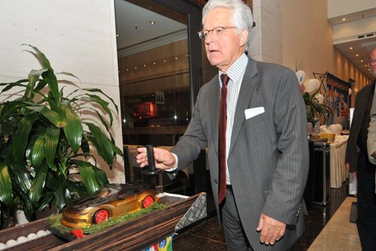Dr. Harry Brambach (LV Baden-Württemberg) testet seine Feinmotorik am Stand von Vogel Business Media. (Zietz)