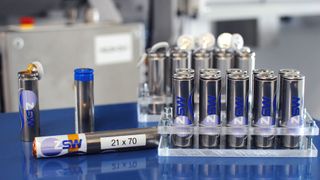 Vom ZSW hergestellte Akkuprototypen im 21700-Format mit wässrig beschichteten nickelreichen Kathoden. (Bild: ZSW)