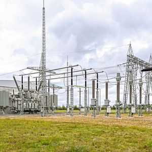 Das Stromnetz muss trotz der Integration von wetterabhängigen erneuerbaren Energien seine Verbraucher sicher mit Elektrizität beliefern. Doch sehr häufig müssen die Versorger Eingreifen, um das zu gewährleisten. In Zukunft können aber neue Gaskraftwerke für Ausgleich sorgen. (Bild: Tennent Germany)